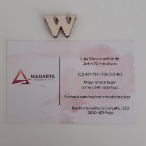 MADEIRA| LETRA EM CHOUPO W 1,7X1,5X0,4CM